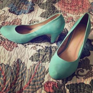 Chase & Chloe heels, mint, size 7